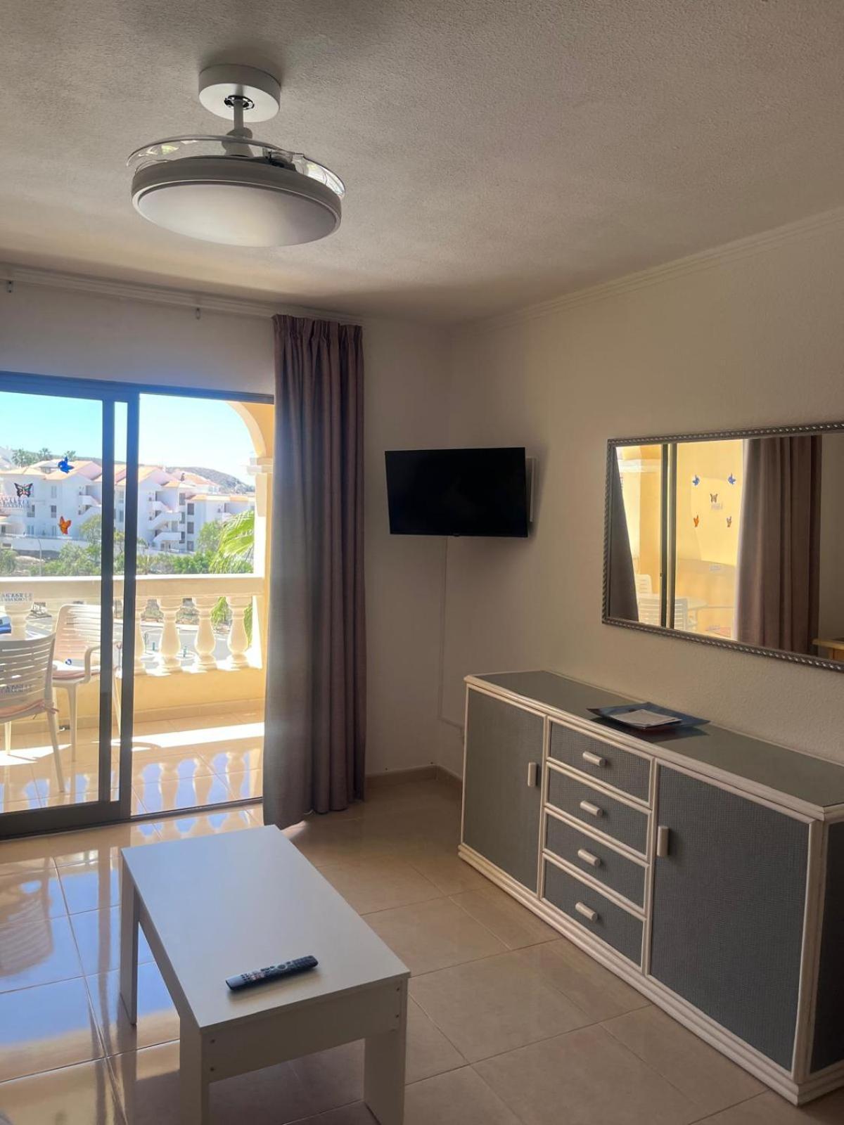 Castle Margherita'S Apartments Los Cristianos  Exterior photo